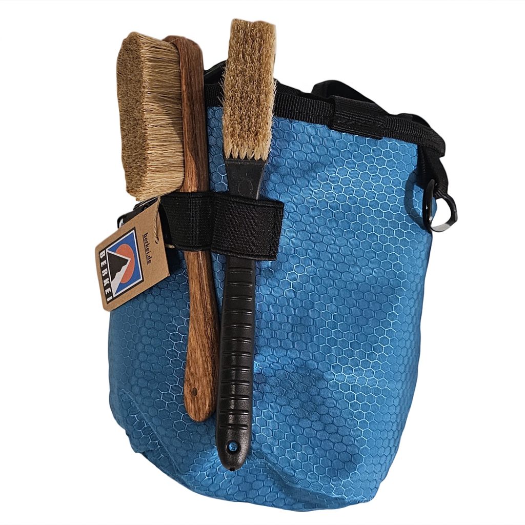 BERKEI Chalkbag Universal in Blau mit Bürsten für Kletterbedarf