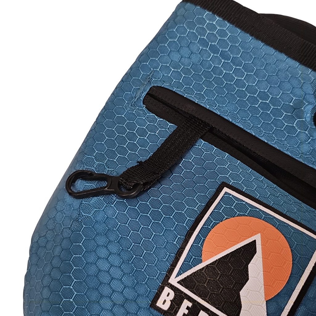 Blauer BERKEI Chalkbag Universal mit Wabenstruktur und praktischem Reißverschluss.