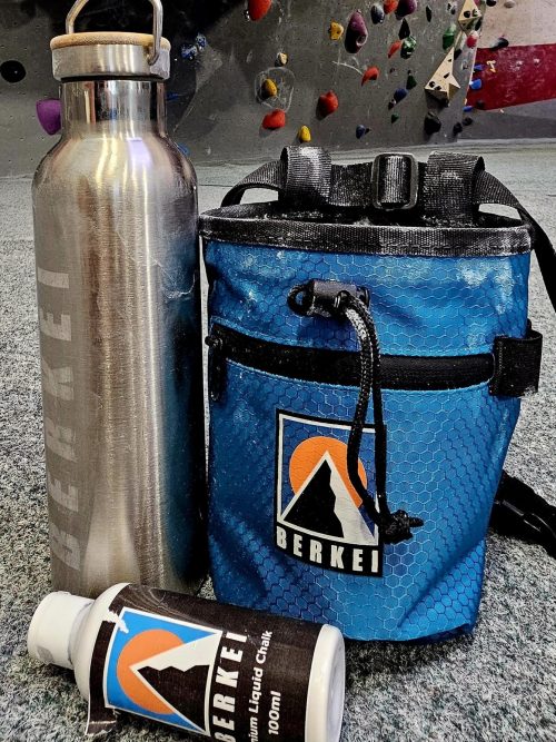 BERKEI Chalkbag Universal in blauer Farbe für Kletterzubehör beim Bouldern.