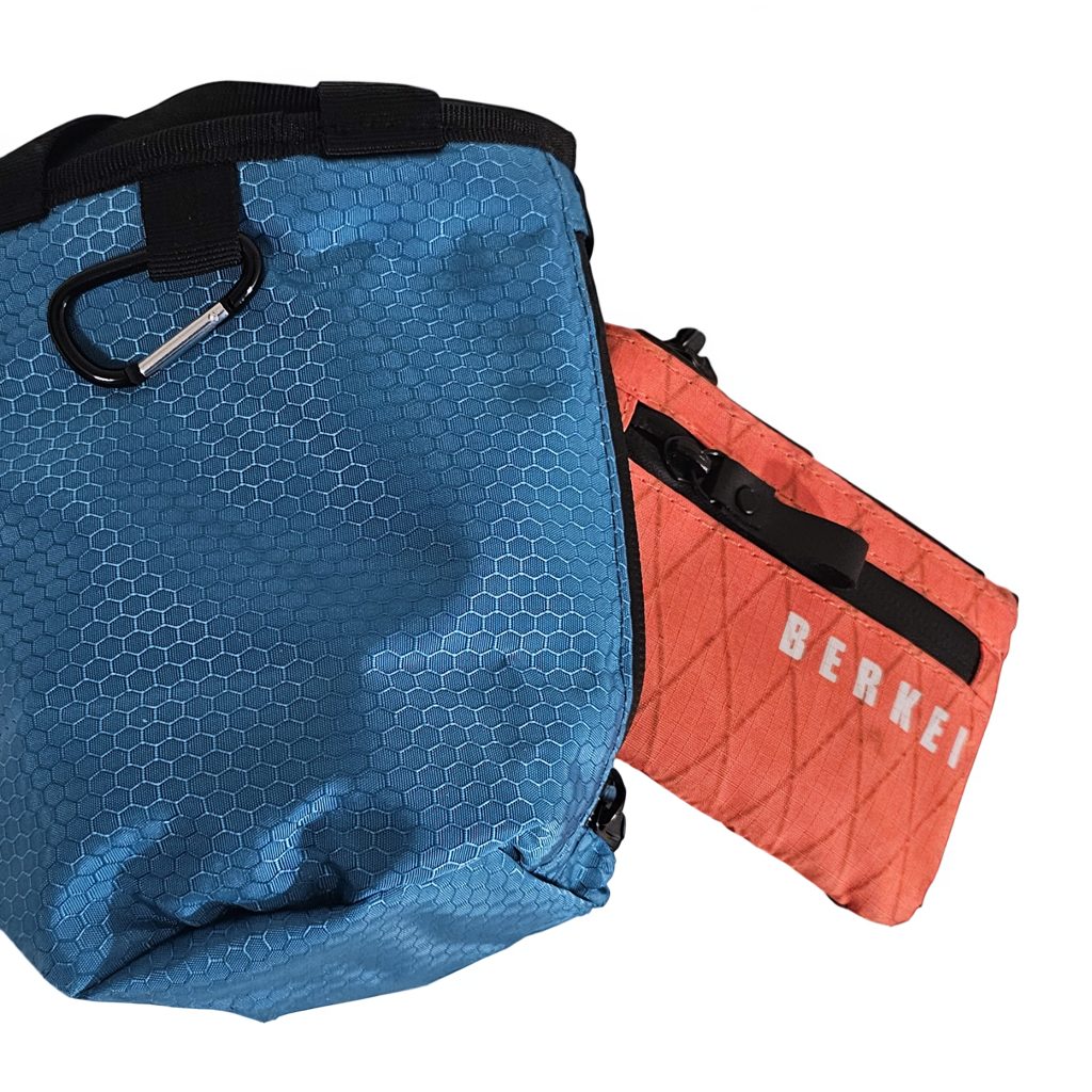 Robuster BERKEI Chalkbag Universal in Blau und Orange mit komfortablem Karabiner.