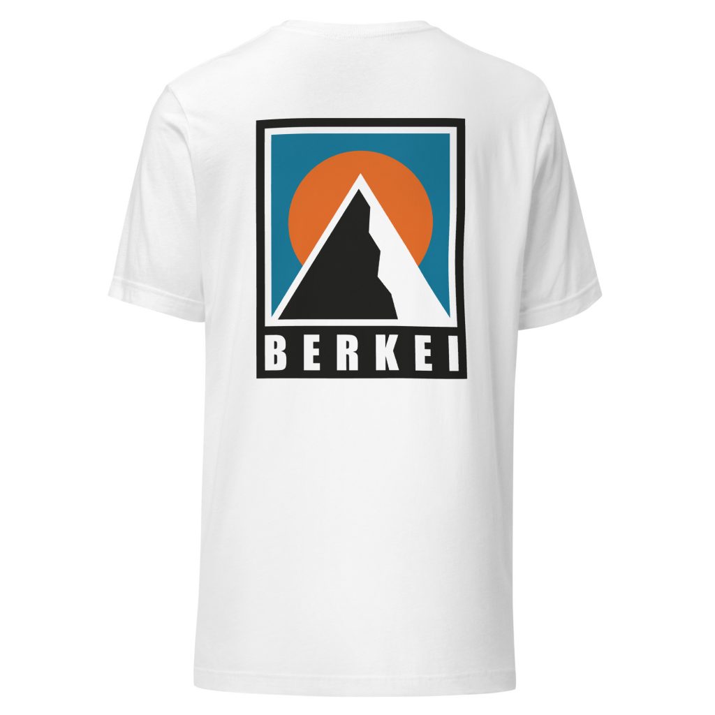 Weißes BERKEI Unisex Bio-T-Shirt mit Bergmotiv auf dem Rücken