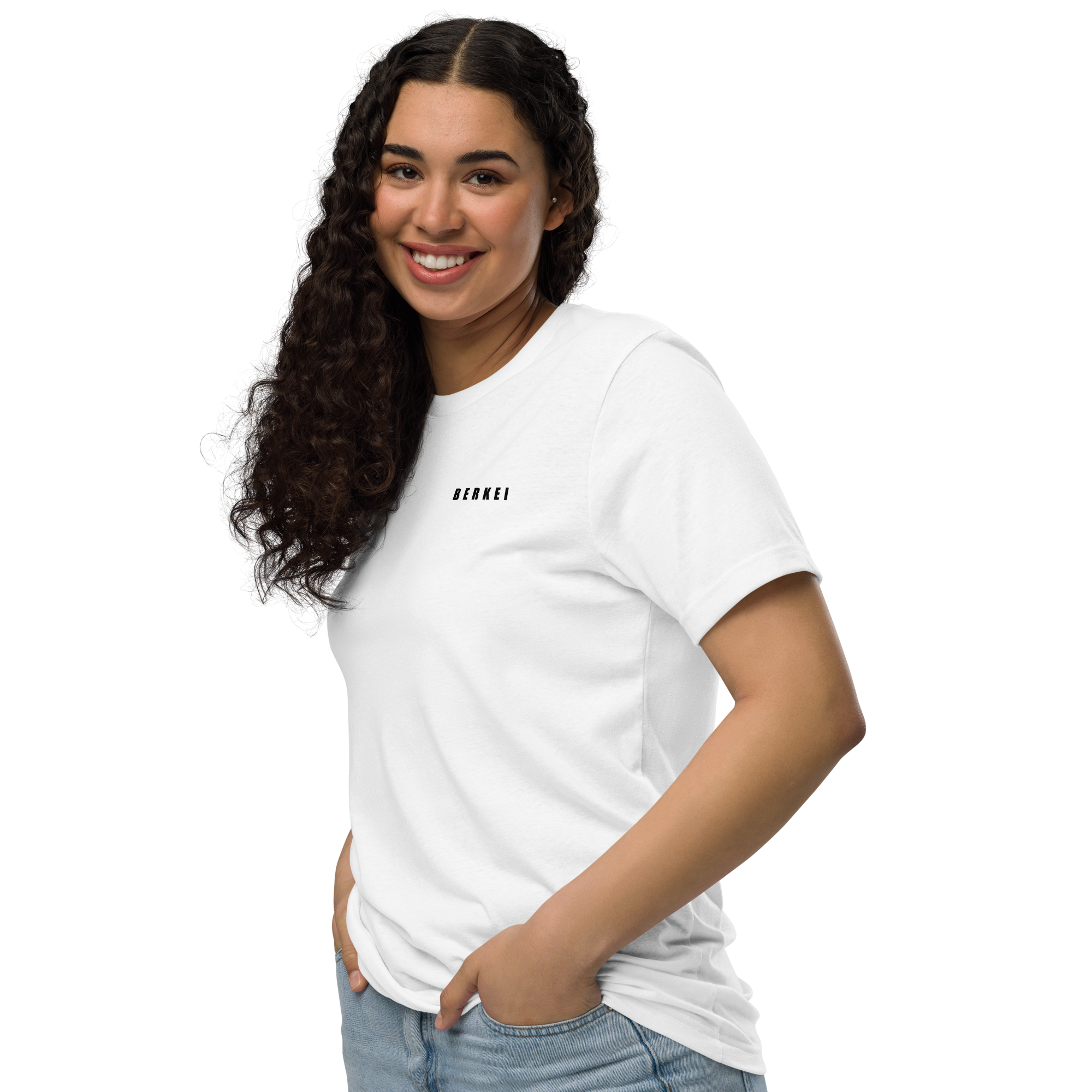 Frau trägt BERKEI Unisex Bio-T-Shirt Mountain in Weiß, lässige Outdoor-Szene.