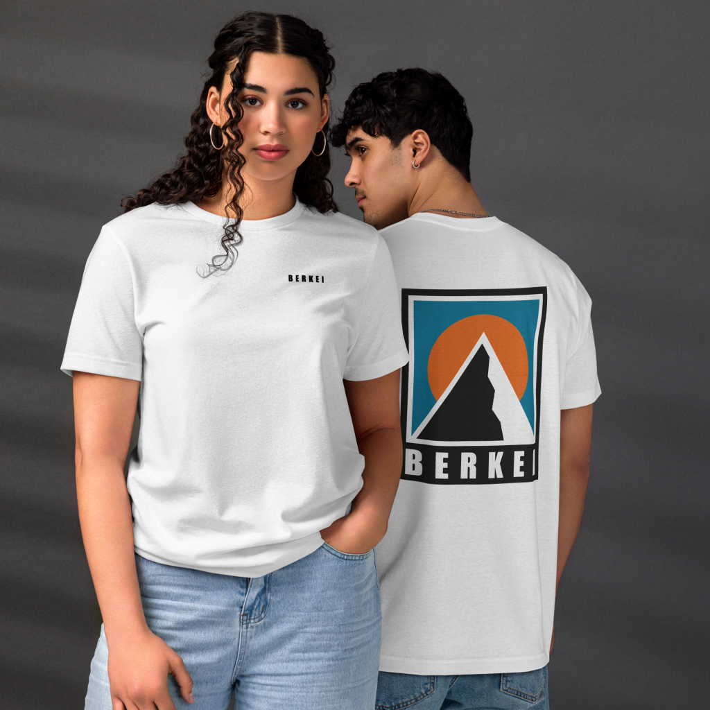 Modisches BERKEI Unisex Bio-T-Shirt Mountain, weiße Basis mit Bergmotiv auf dem Rücken