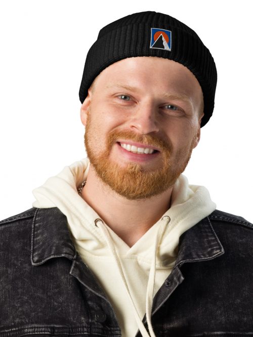 Mann trägt BERKEI Beanie Mountain in Schwarz mit Logo auf der Vorderseite.