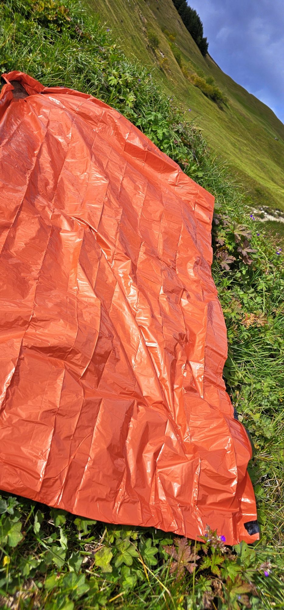 Leichter BERKEI Biwacksack Bivy Bag Lite auf grünem Gras im Freien