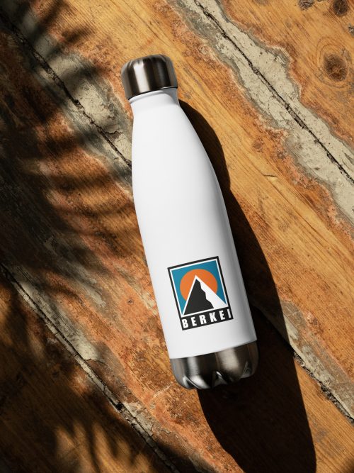 Weißer BERKEI Edelstahl Trinkflasche Mountain auf rustikalem Holzuntergrund.