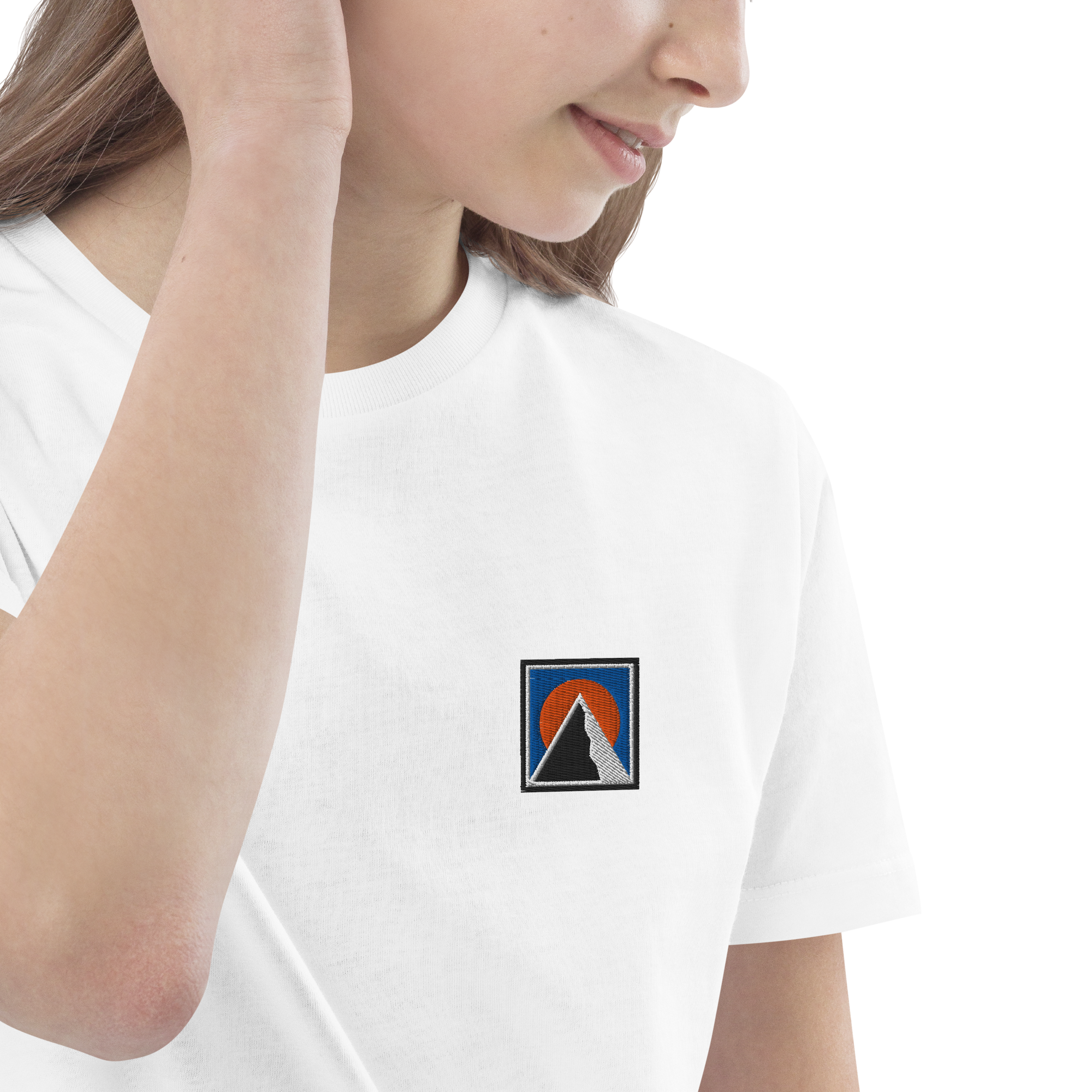 Weißes BERKEI T-Shirt aus Bio-Baumwolle mit Mountain-Logo auf der Brust