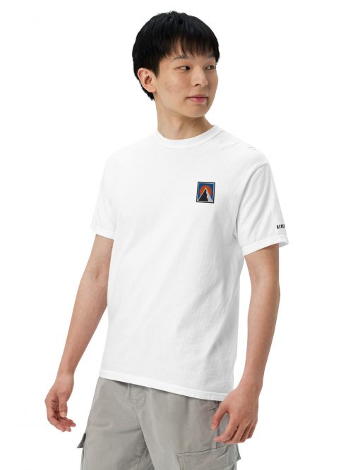 Junger Mann trägt das BERKEI Unisex-Freizeit-T-Shirt Mountain in Weiß.