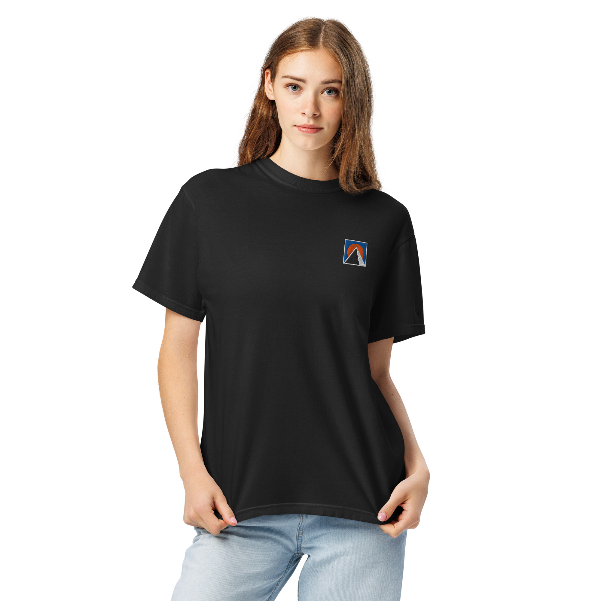 Junge Frau trägt schwarzes BERKEI Unisex-Freizeit-T-Shirt mit Mountain-Motiv