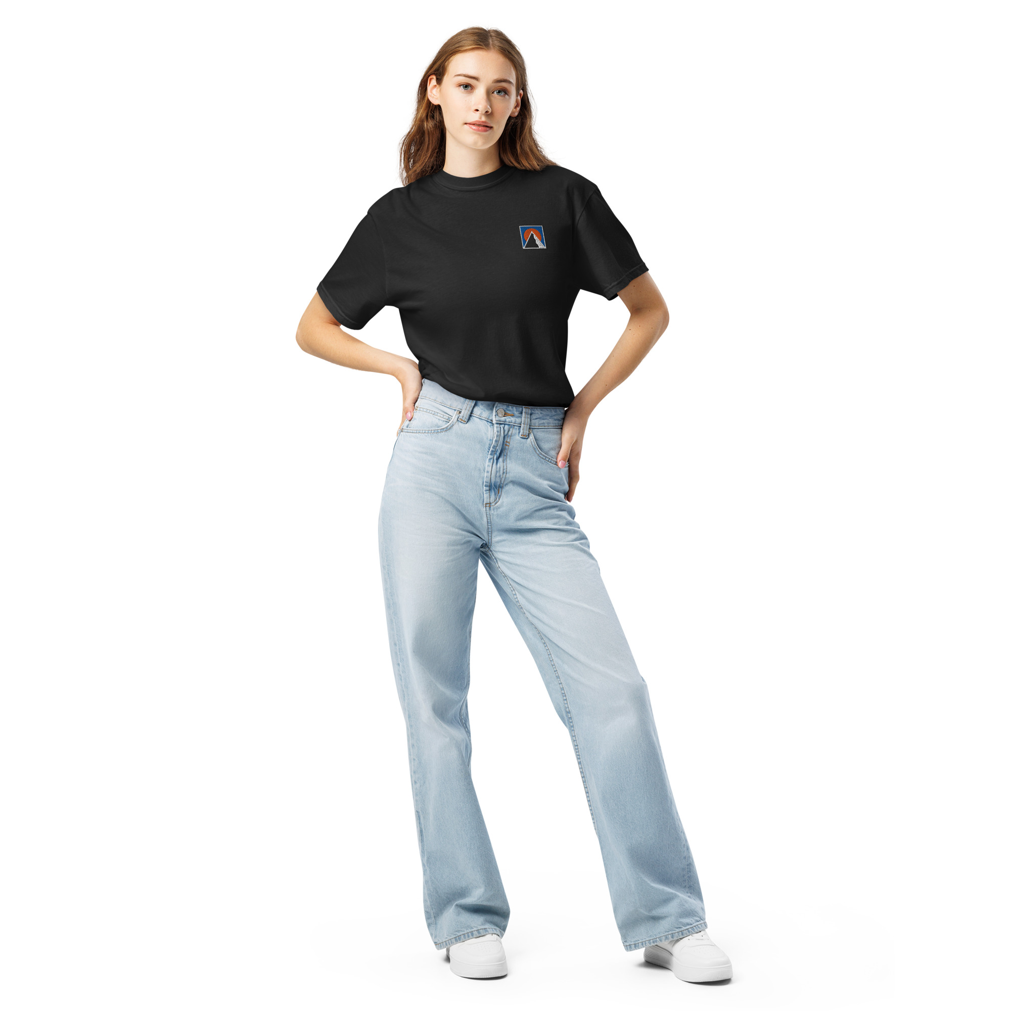 Frau trägt schwarzes BERKEI Unisex-Freizeit-T-Shirt Mountain in lässiger Pose