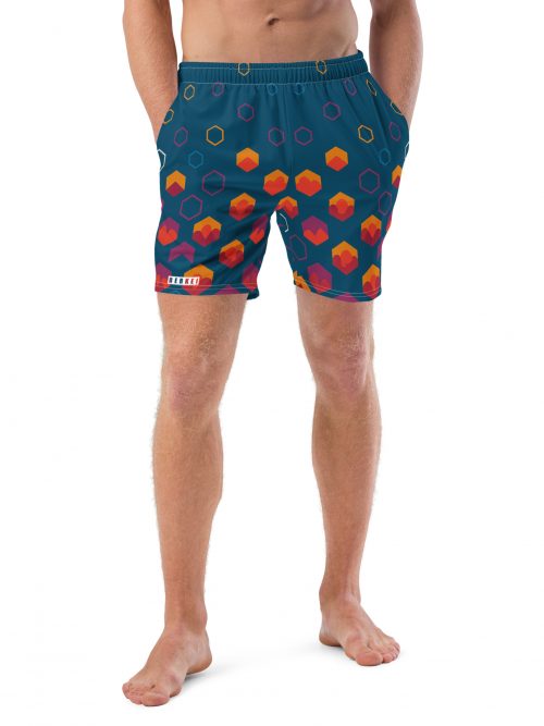 Mann trägt BERKEI Badehose Night Gear mit geometrischem Muster und seitlichen Taschen.