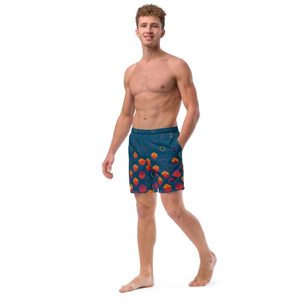 Mann trägt BERKEI Badehose Night Gear mit buntem Muster und Schwimmausrüstung