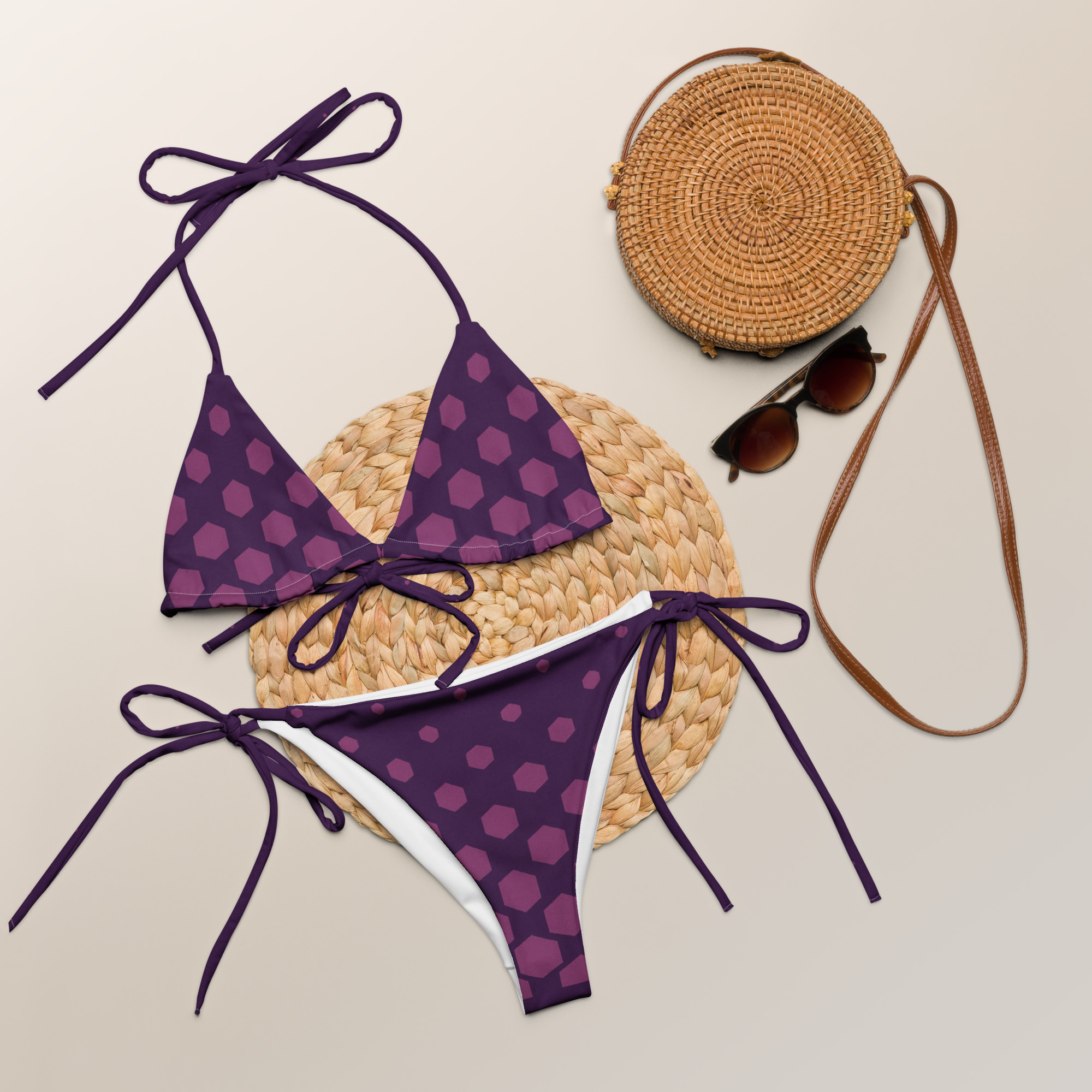 Lila BERKEI Bikini Purple Gear mit Muster auf einem dekorativen Untergrund