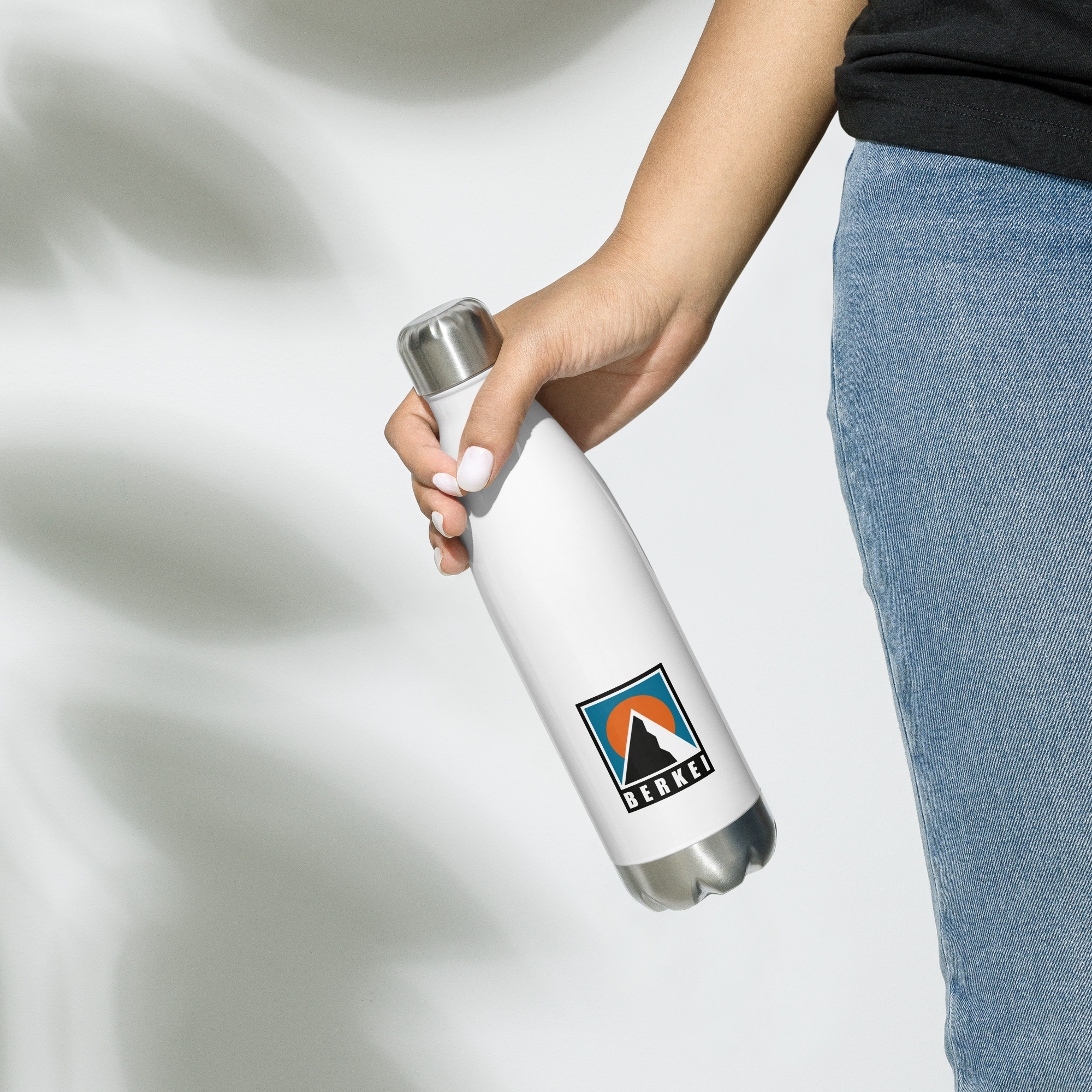 BERKEI Edelstahl Trinkflasche Mountain in der Hand einer Person