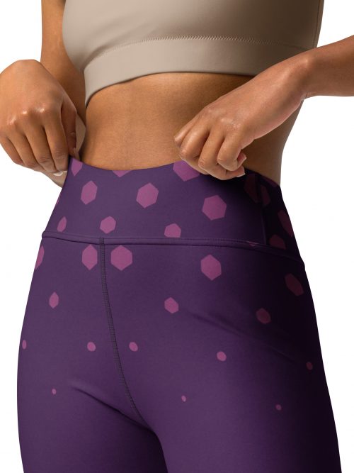 Detaillierte Aufnahme der BERKEI High-Waist Performance Leggings in lila mit hexagonalem Muster.