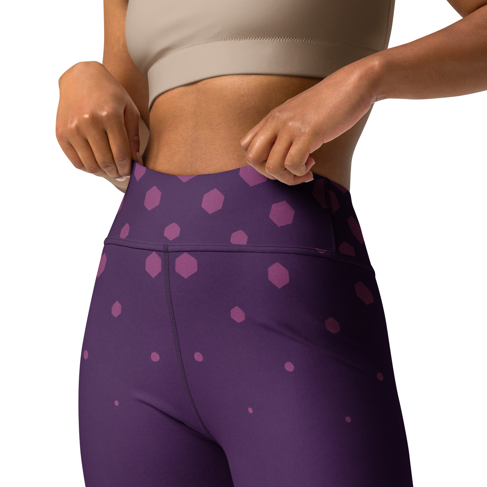 Detaillierte Aufnahme der BERKEI High-Waist Performance Leggings in lila mit hexagonalem Muster.