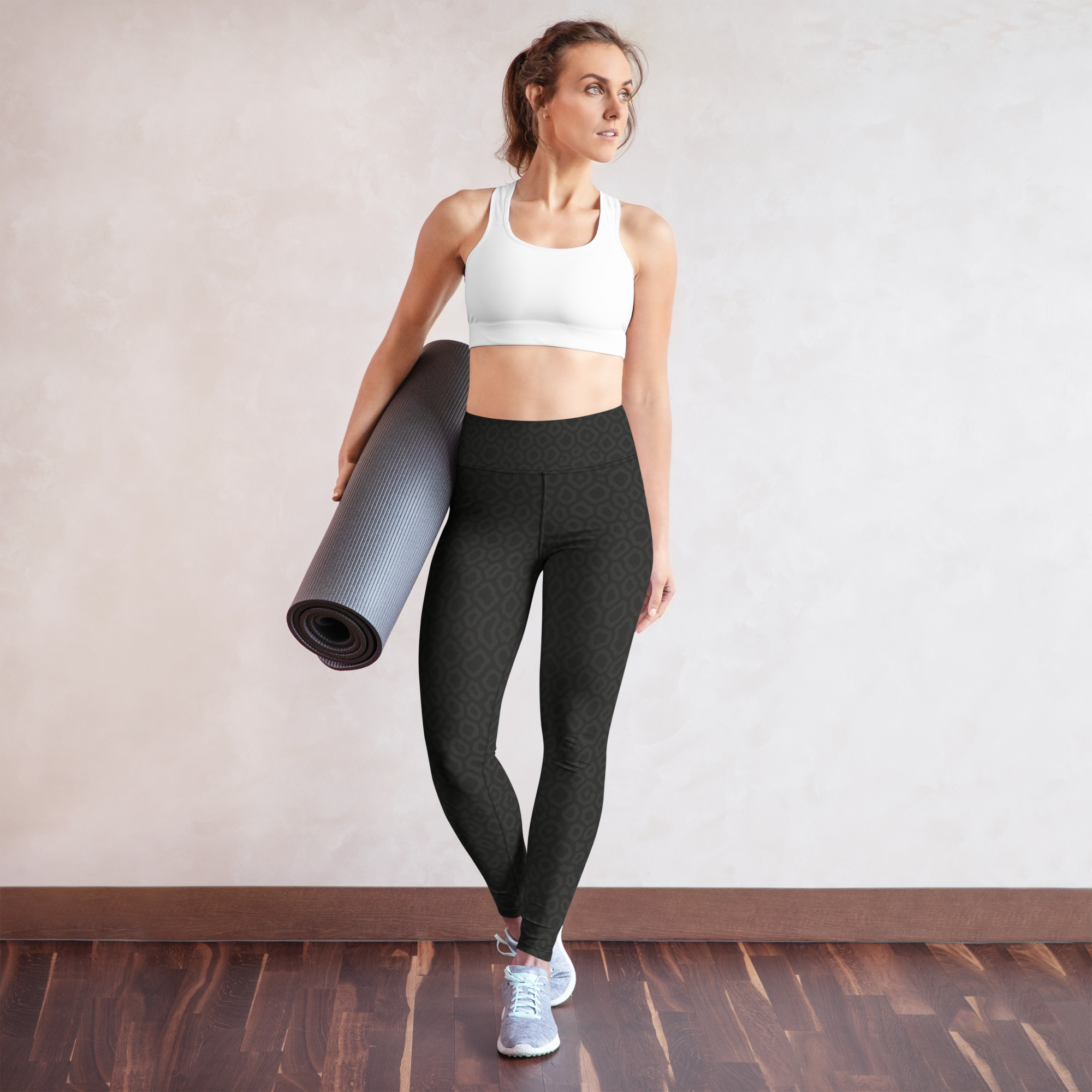 Frau in BERKEI High-Waist Performance Leggings Midnight Leo, bereit für das Workout mit Yogamatte