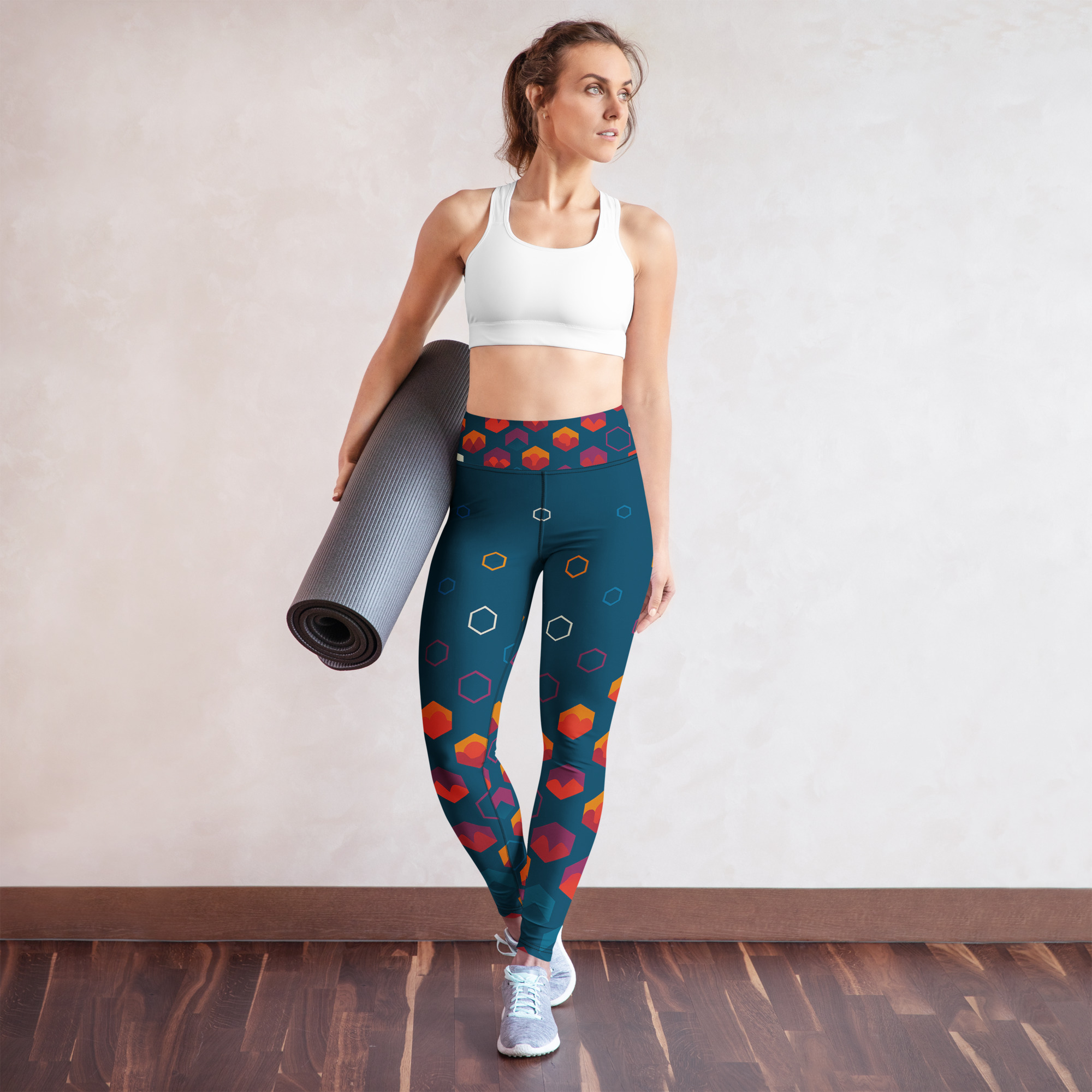 Frau trägt BERKEI High-Waist Performance Leggings Night Gear mit buntem Design beim Yoga.