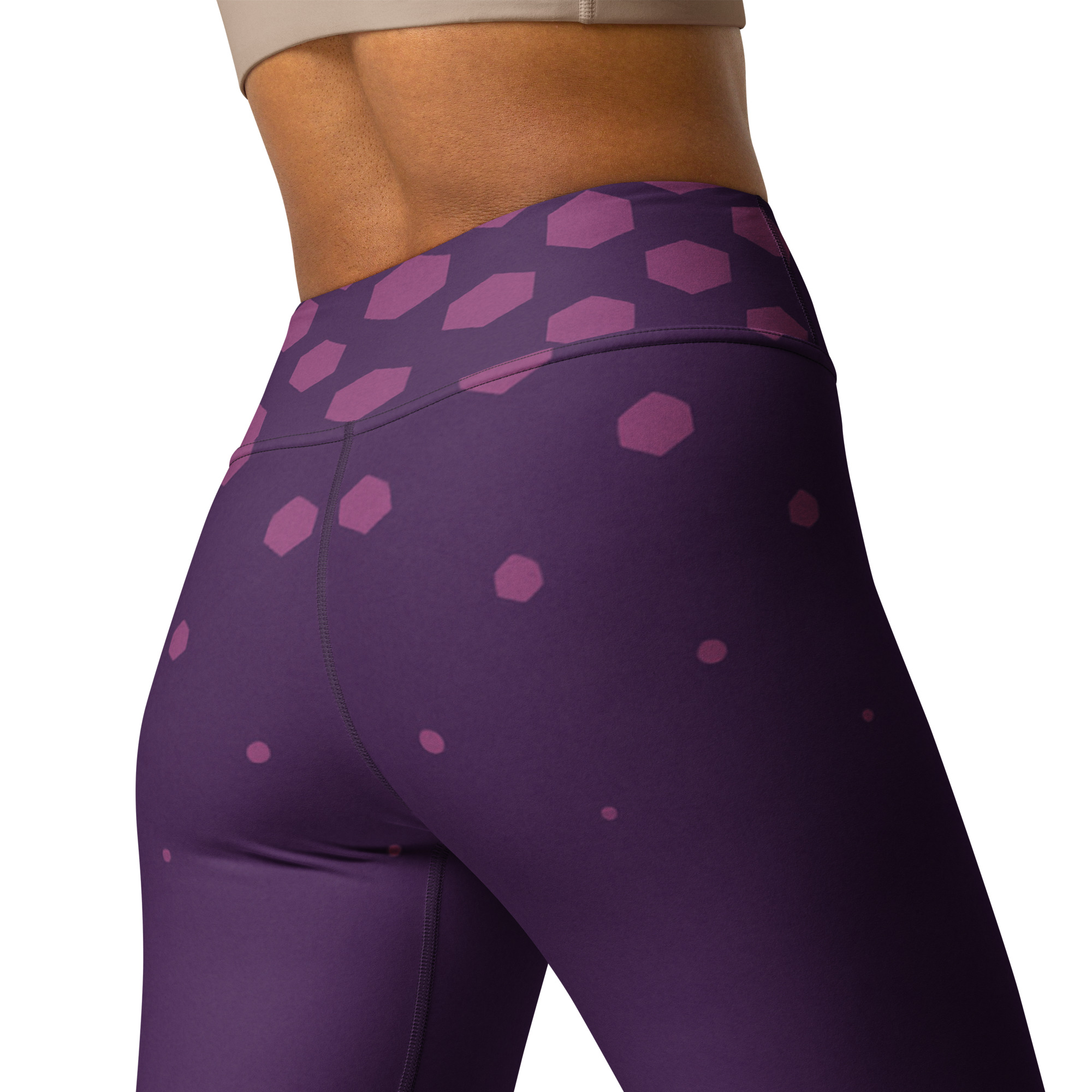 Frau in BERKEI High-Waist Performance Leggings in Violett mit modernem Muster