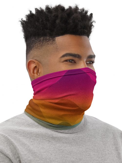 Farbenfrohes BERKEI Multifunktionstuch Forest Sunrise mit wendemuster auf dem Hals eines Models