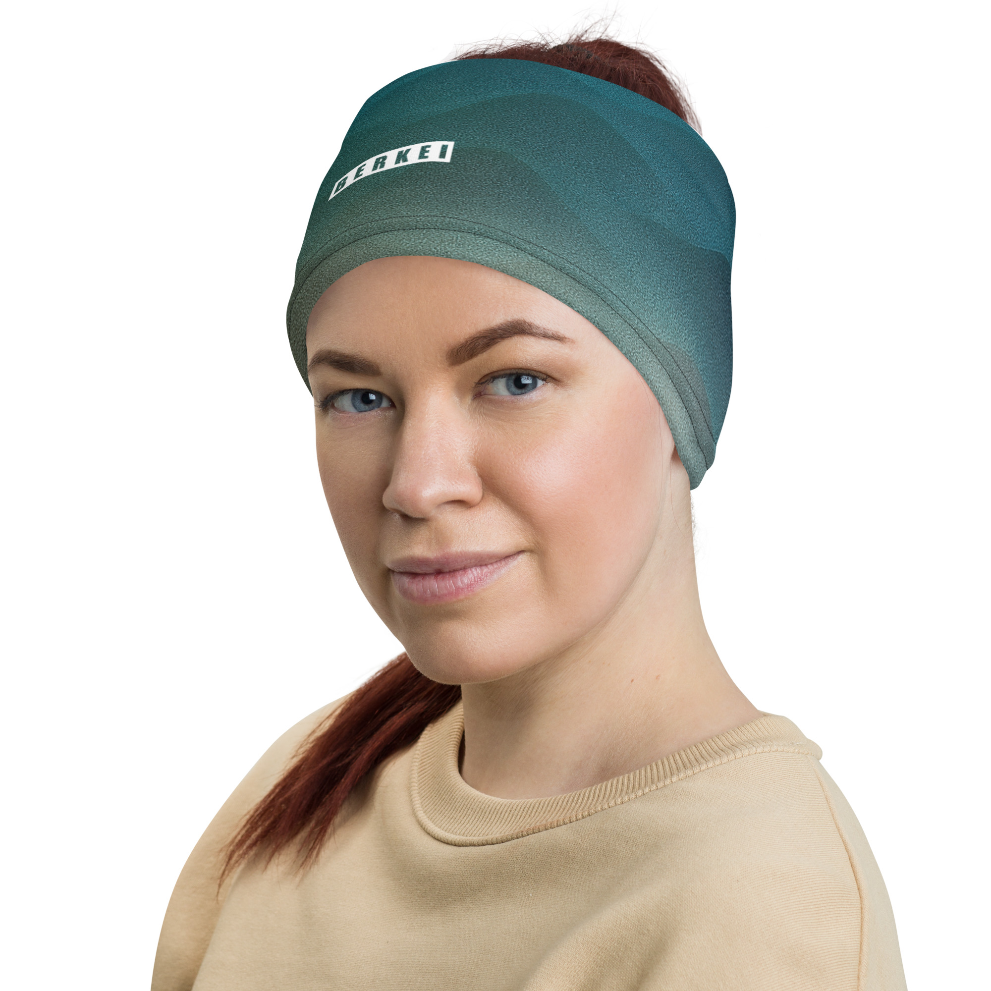 Junge Frau trägt das BERKEI Multifunktionstuch Forest Sunrise in einem trendigen Look.