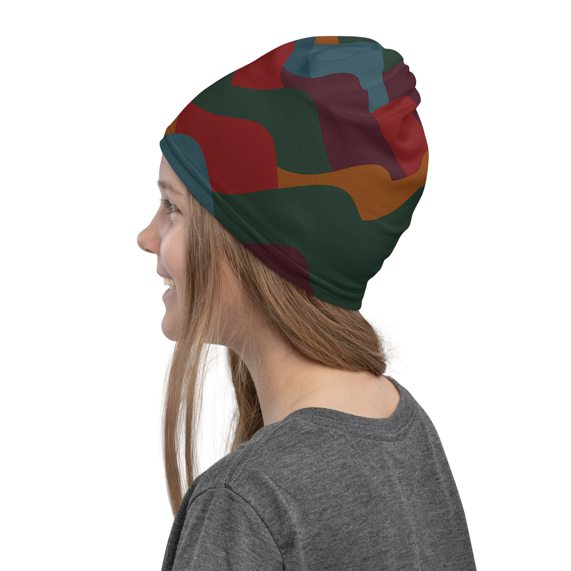 Buntes BERKEI Multifunktionstuch Indian Summer auf einer lächelnden Frau.