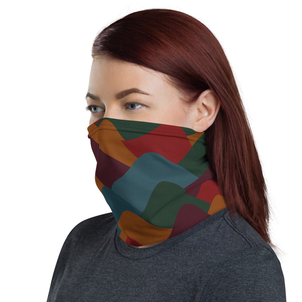 Frau trägt das vielseitige BERKEI Multifunktionstuch Indian Summer mit bunten Mustern.