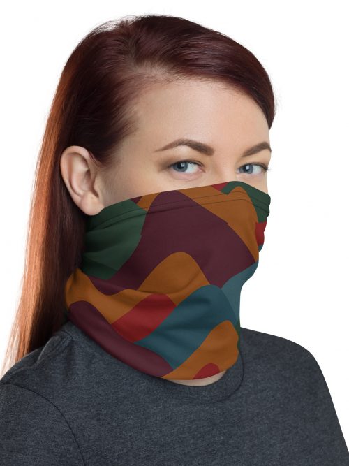 Frau trägt das farbenfrohe BERKEI Multifunktionstuch Indian Summer bei outdoor Aktivitäten.