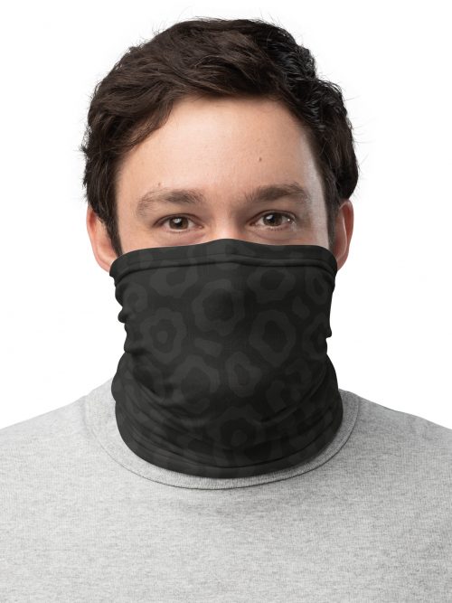 Mann trägt BERKEI Multifunktionstuch Midnight Leo mit schwarzem Leopardenmuster