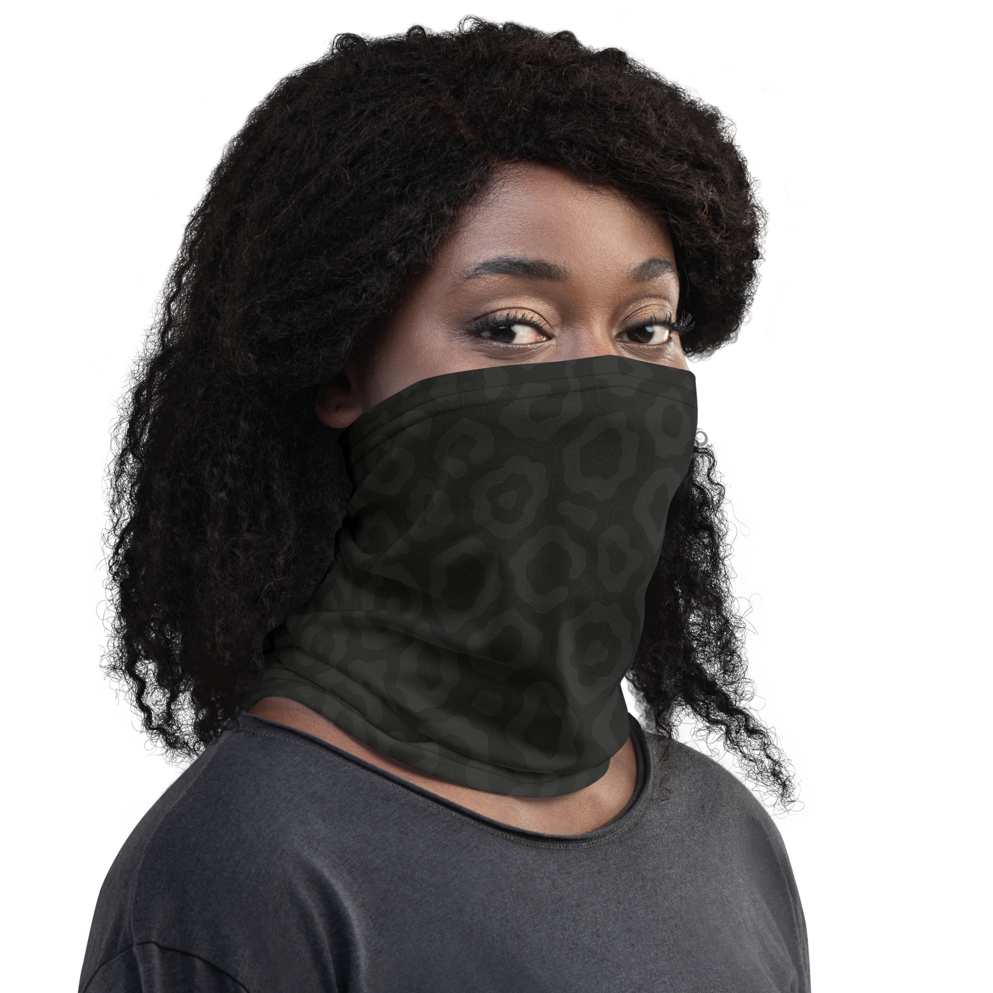 Modisches BERKEI Multifunktionstuch Midnight Leo in schwarz mit Leopardenmuster getragen von einer Frau.