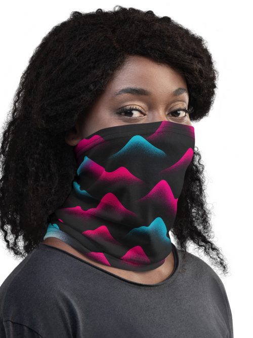 Ein Modell trägt das BERKEI Multifunktionstuch Neon Summit mit bunt gestyltem Bergmotiv