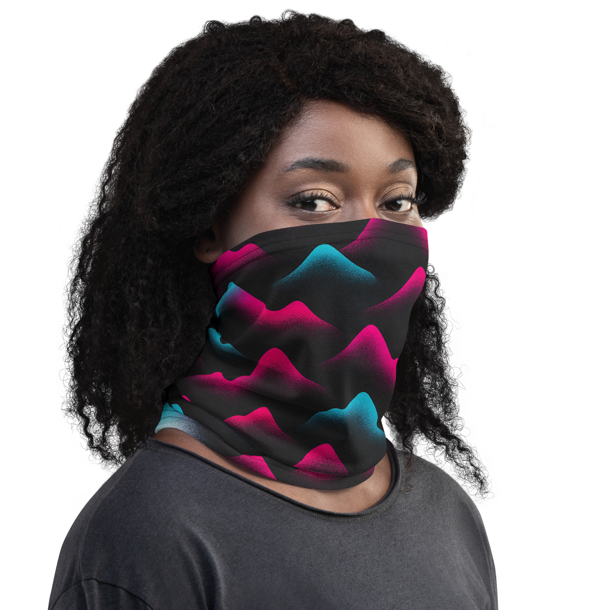 Ein Modell trägt das BERKEI Multifunktionstuch Neon Summit mit bunt gestyltem Bergmotiv