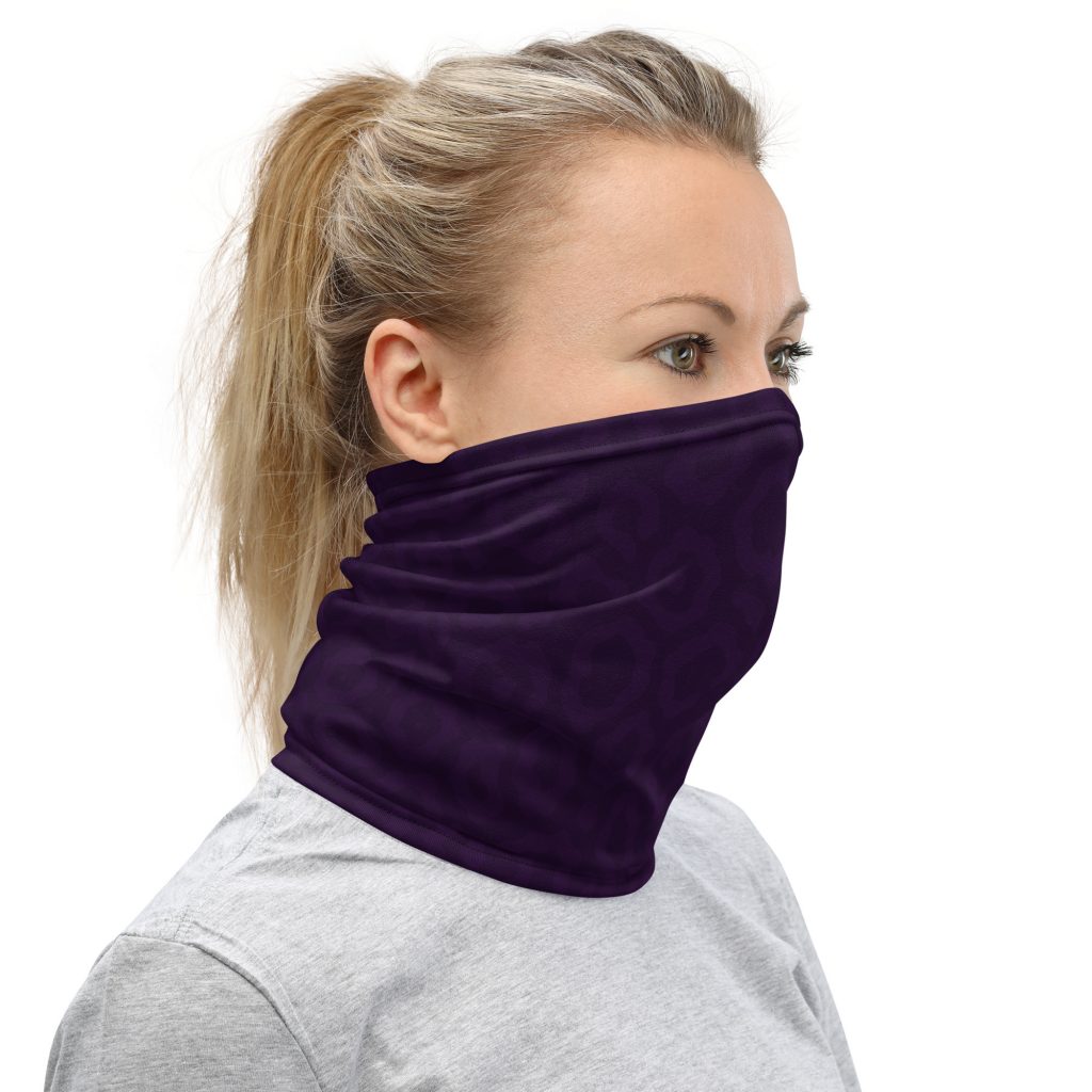 BERKEI Multifunktionstuch Purple Leo in lila, getragen von einer Frau als Schal.