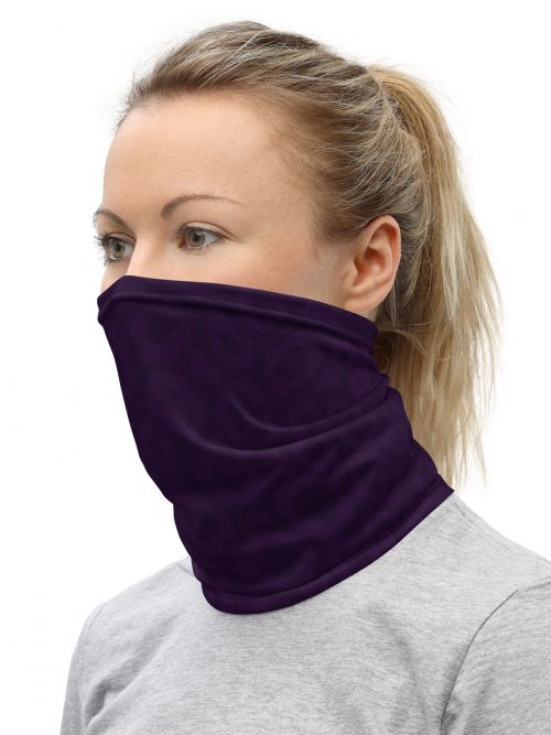 Frau trägt BERKEI Multifunktionstuch Purple Leo im Freizeitlook mit Leo-Muster.