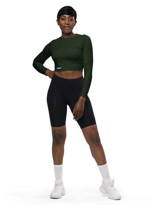 Frau trägt das BERKEI Recycelte Langarm Crop Top Forest Leo mit sportlichen Shorts.
