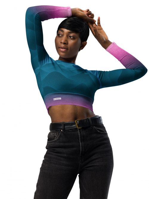 Junge Frau trägt das BERKEI Recycelte Langarm Crop Top in Fountain Blue mit buntem Muster