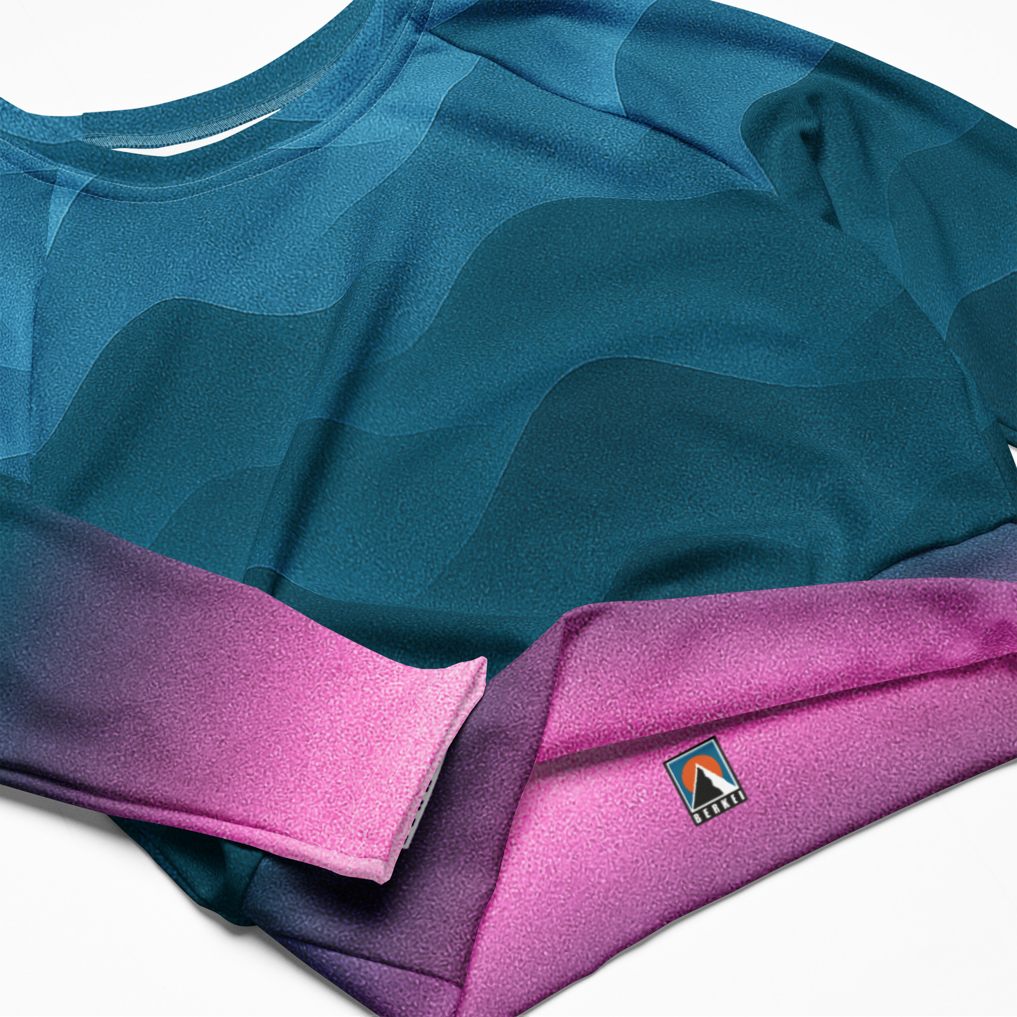 Recyceltes Langarm Crop Top Fountain Blue von BERKEI mit Wellenmuster und Logo
