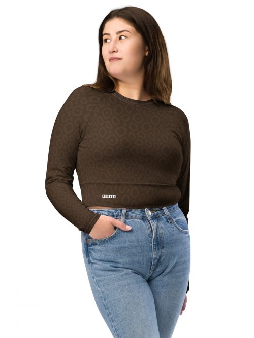 Frau im BERKEI Recyceltes Langarm Crop Top Sandy Leo mit braunem Leomuster