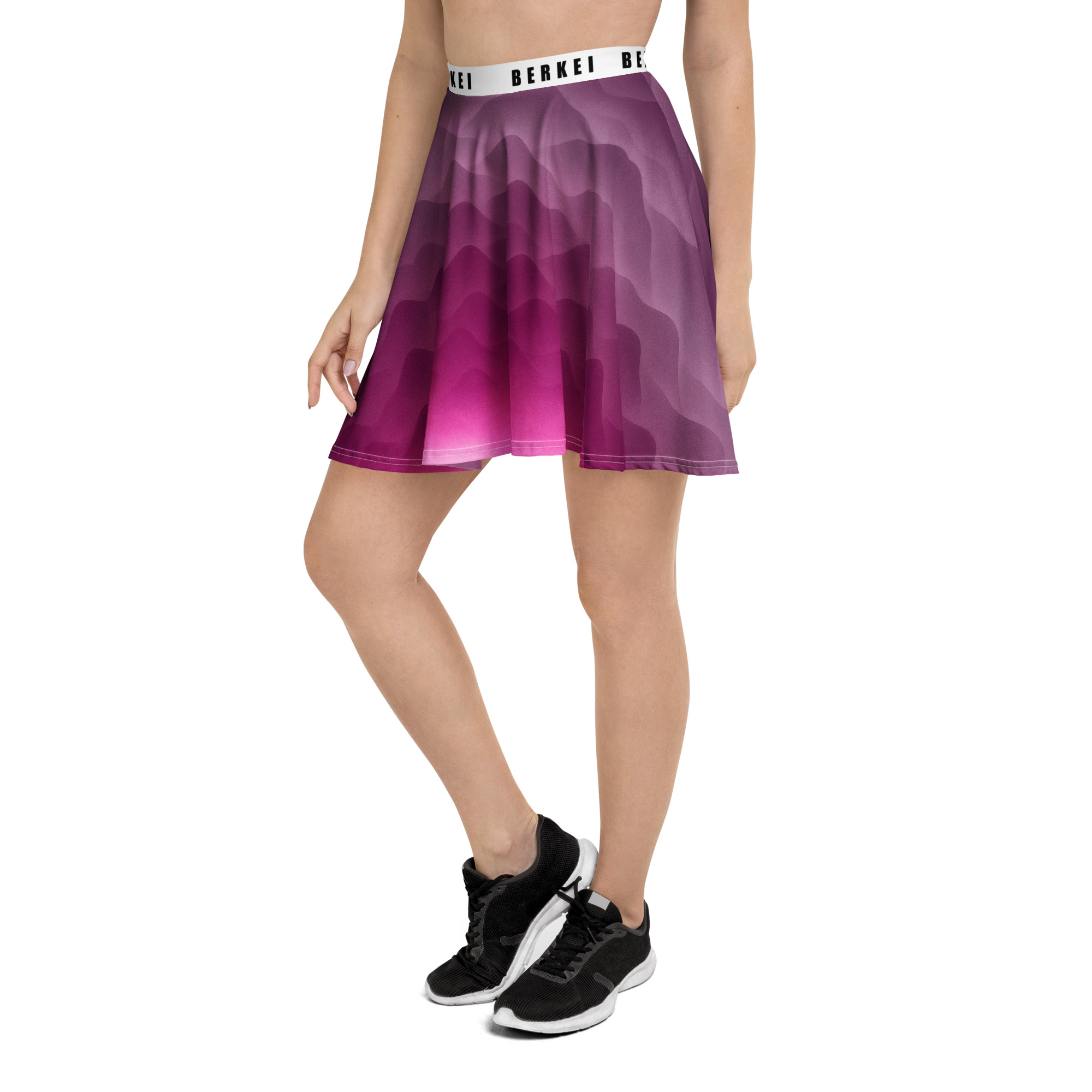 Frau trägt den BERKEI Rock Hazy Purple in Pink-Lila Farbverlauf während einer Freizeitaktivität.