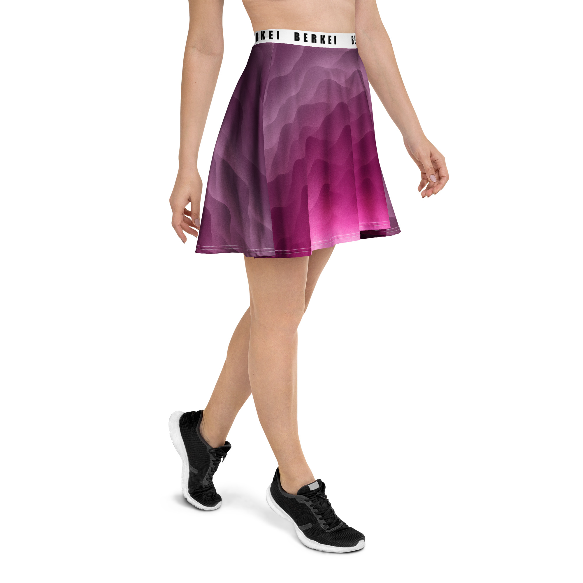 Dame trägt den BERKEI Rock Hazy Purple mit einem dynamischen, bunten Muster.