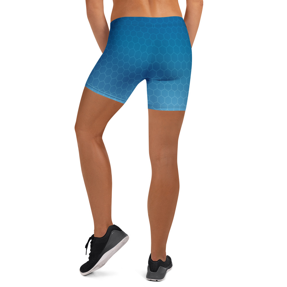 Frau zeigt BERKEI Shorts Blue Gear aus blauem, atmungsaktivem Material mit sechsseitigem Muster.