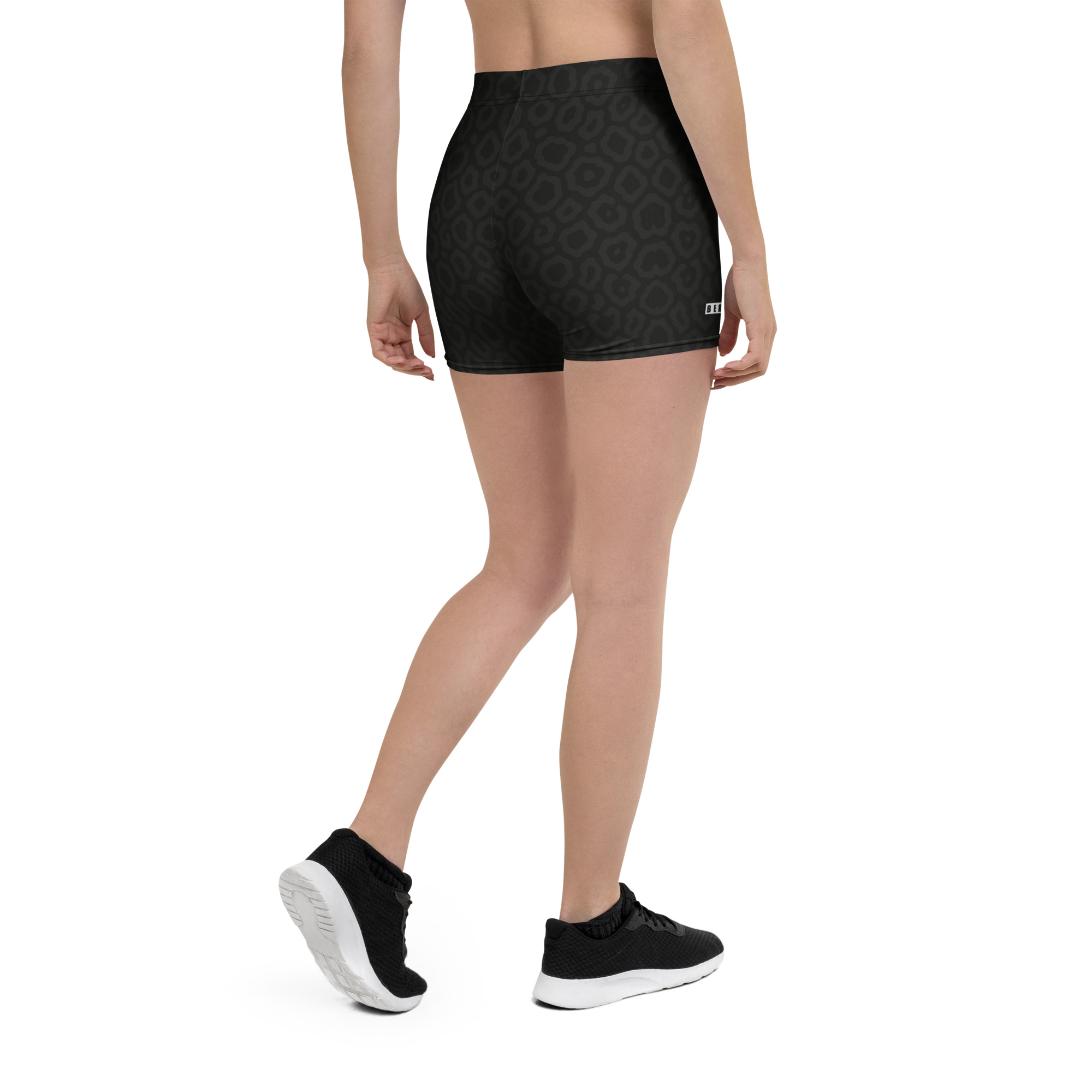 Damen in BERKEI Shorts Midnight Leo mit modernem Leo-Muster und sportlicher Ausstattung.