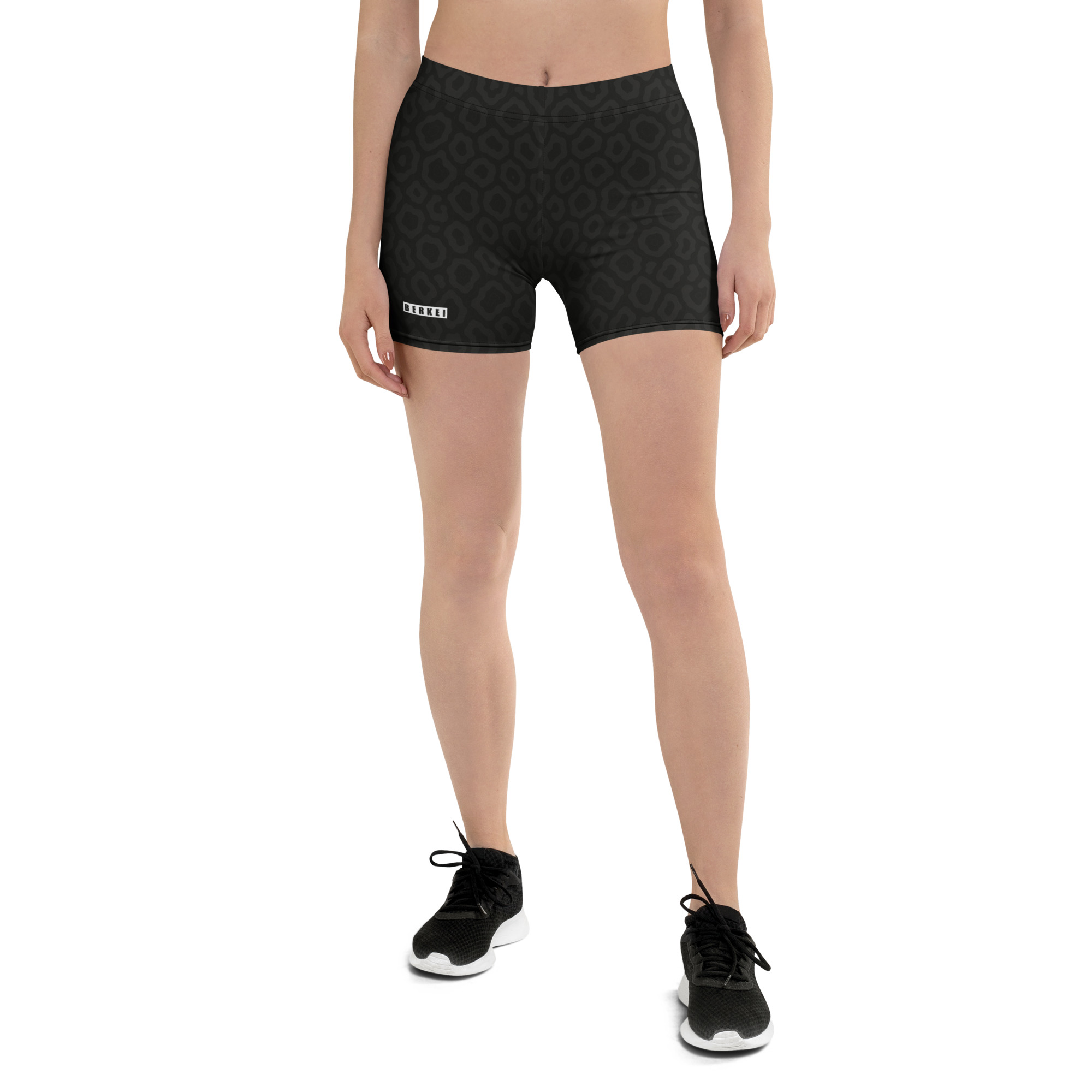 Damen in BERKEI Shorts Midnight Leo mit modernem Leopardenmuster während des Trainings