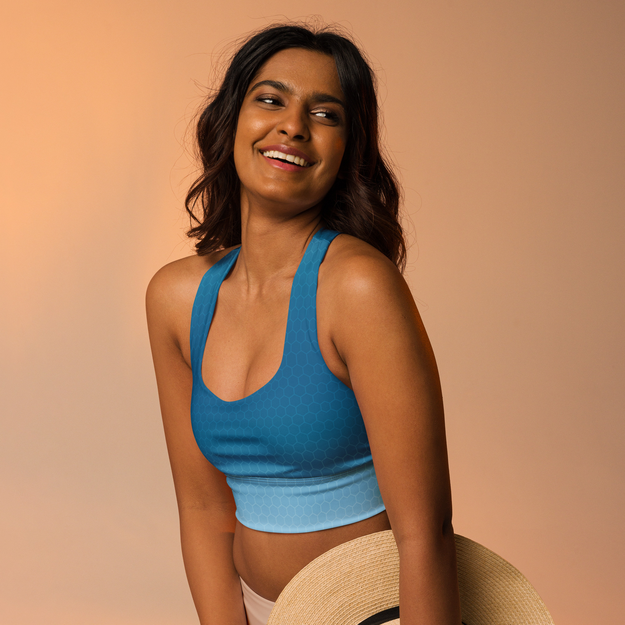 Model trägt BERKEI Sport-BH Blue Gear für Hochintensität in sportlicher Pose