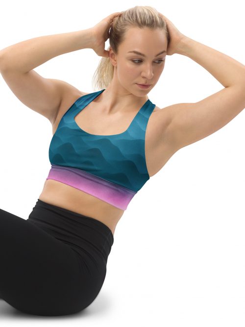 Junge Frau trägt BERKEI Sport-BH Fountain Blue beim Workout mit seitlichem Blick.