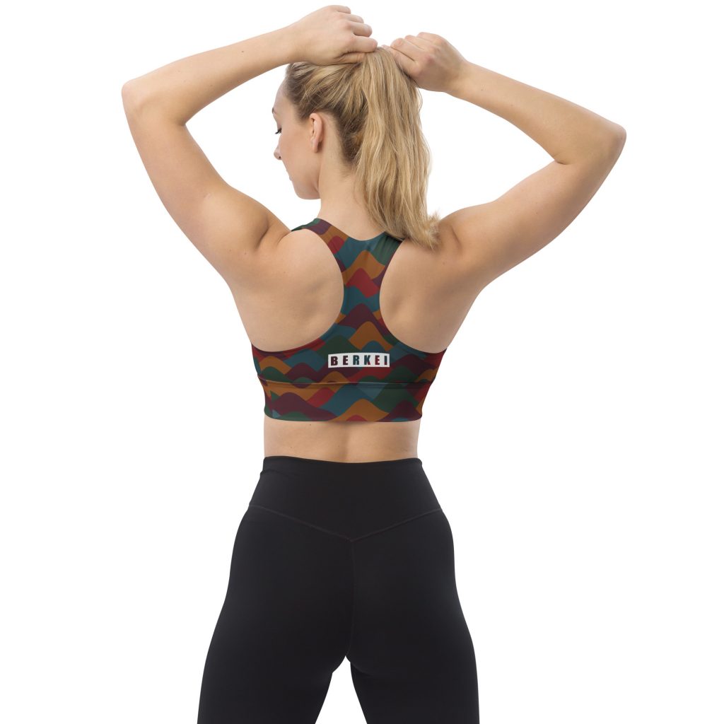 Frau zeigt den BERKEI Sport-BH Indian Summer mit buntem Muster von hinten.