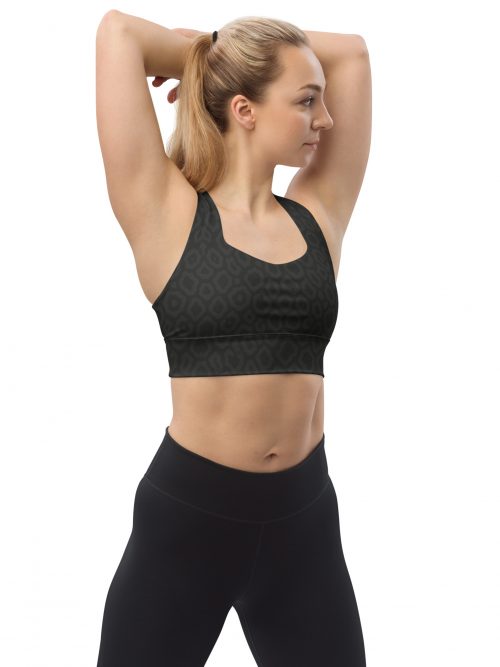 Frau trägt BERKEI Sport-BH Midnight Leo High Intensity in schwarz während des Trainings