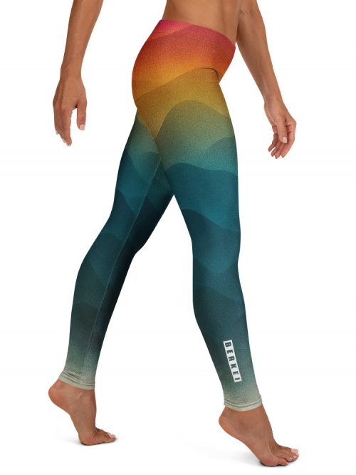 Bunte BERKEI Trail Leggings Forest Sunrise für aktive Frauen in natürlicher Umgebung