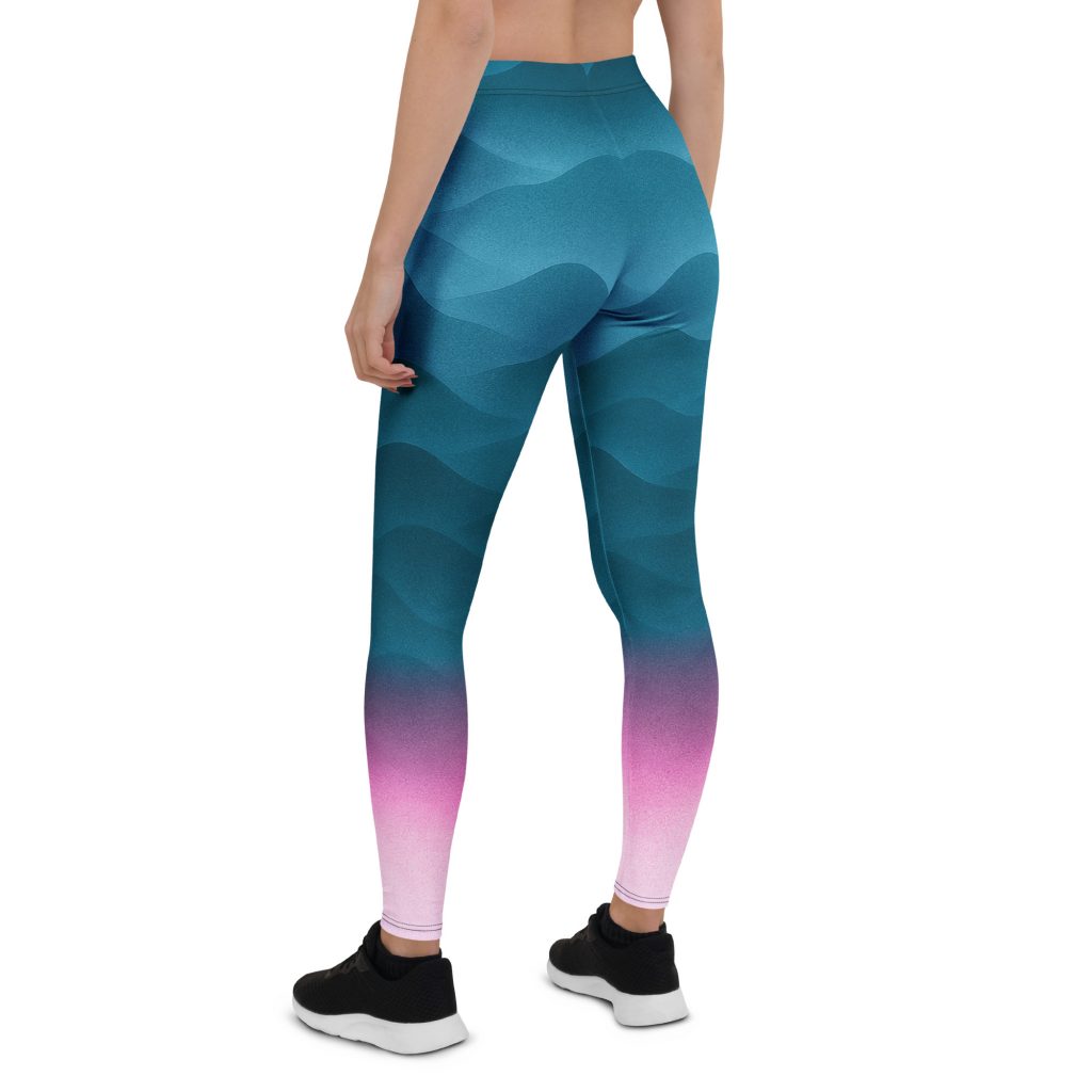 Bunte BERKEI Trail Leggings Fountain Blue mit Wellenmuster im Outdoor-Bereich getragen.