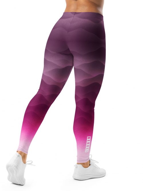 Frau trägt BERKEI Trail Leggings Hazy Purple mit stylischem Farbverlauf beim Sport.